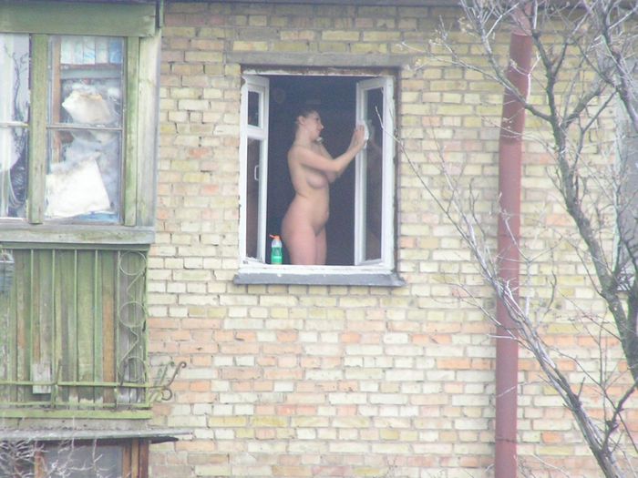 Голая девушка в окне
